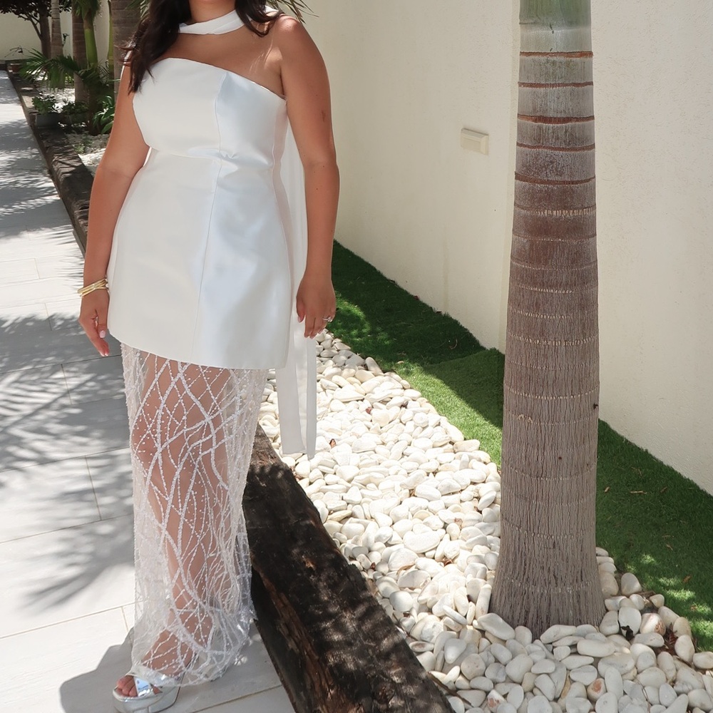 Elegant White Strapless dress